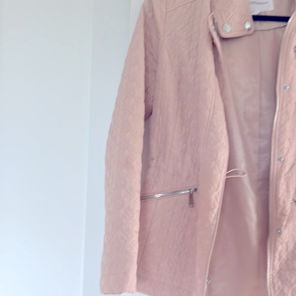 BCBG Light link quilted jacket!  Like new ! Detachable hood! - Picture 2 of 4